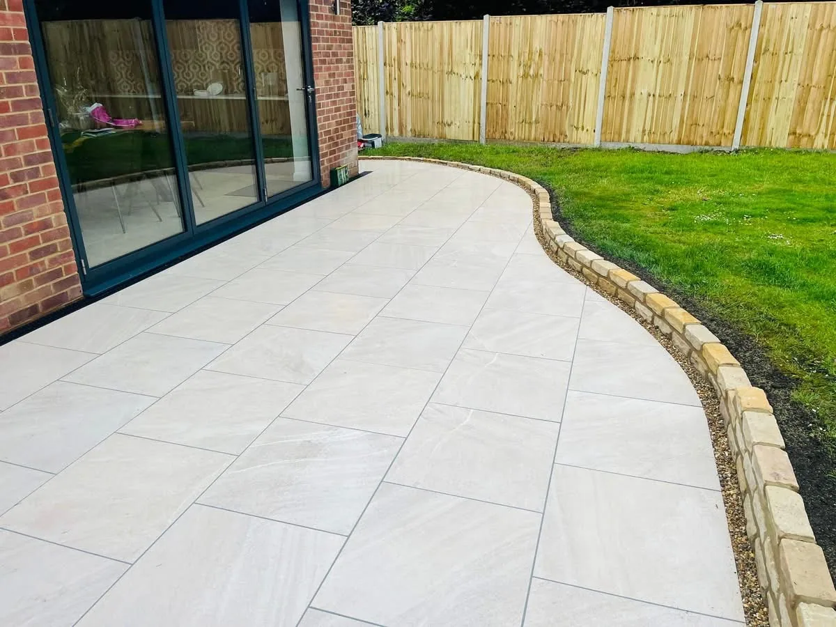 Curved porcelain patio & fencing - Four Corners Landscaping